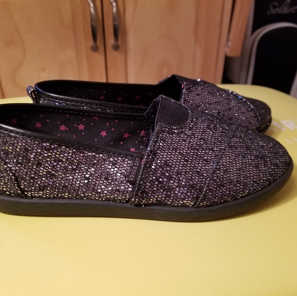 Sold!!!  Like new girls black sparkle flats size 2 - Picture 2 of 6